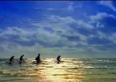 Rowerzyści w morzu 1.jpg