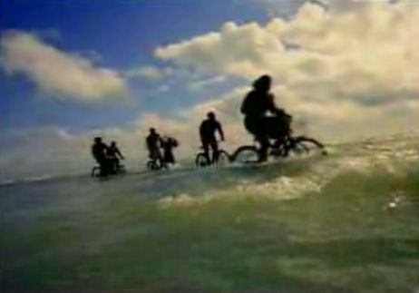 Rowerzyści w morzu 2.jpg