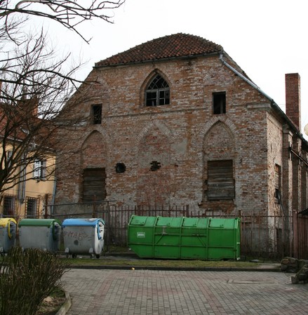 synagoga komin od strony Podgórnej.jpg