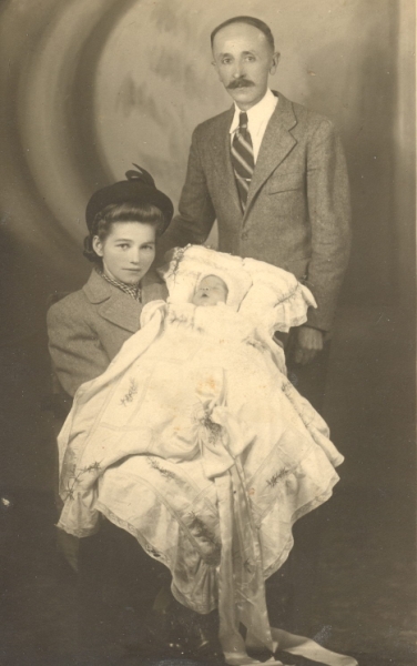 mamuśka trzyma Tadeusza 1948.jpg