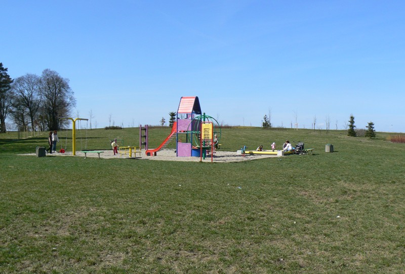 Plac zabaw za urzędem 2.JPG