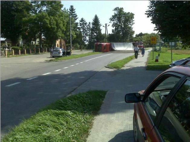 wywrócona łódka z rzepakiem.jpg