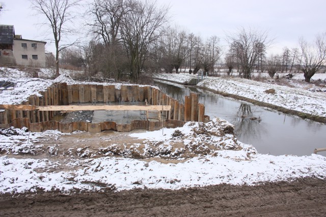 most przez Strugę Młyńską również rozpoczęty.jpg