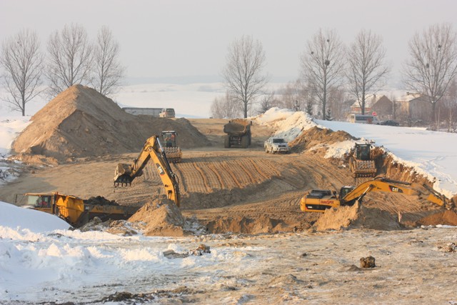 Fotka z grudnia. Budowa drogi dojazdowej do mostu. Skrzyżowanie z jedynką..jpg