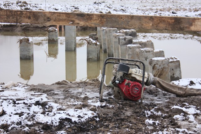 walka z wodą trwa....jpg