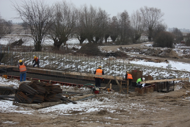 Budowa małego mostu przez Strugę Młyńską - Aplinki.JPG