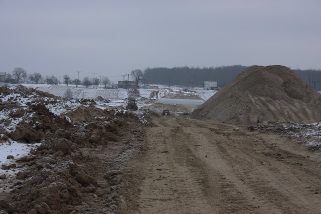 Budowa drogi dojazdowej w pobliżu krajowej 1. Biała rura to przyszłe przejście dla płazów.JPG