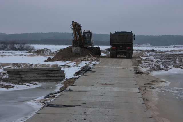 Droga technologiczna w międzywalu - woda już opada.JPG