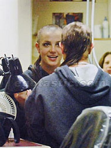britney-spears-bald-shaved-03.jpg