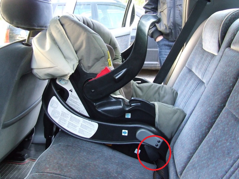 zamek wchodzi do bazy fotelik.jpg