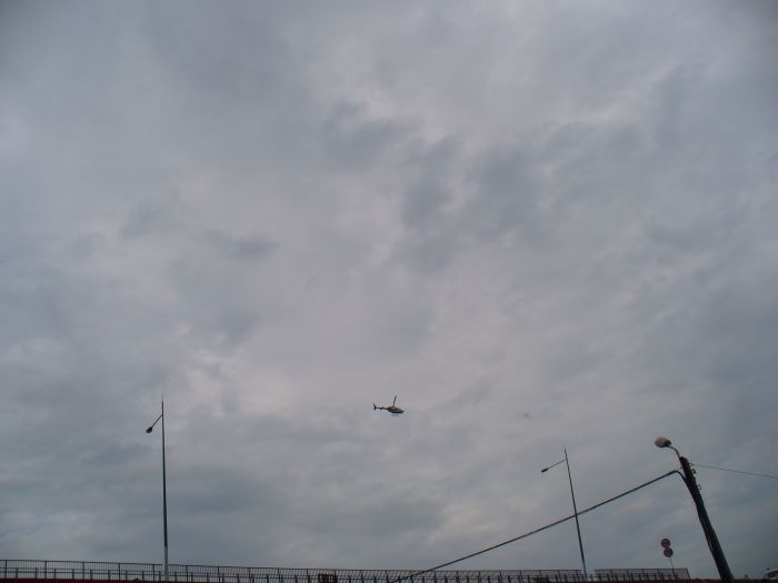 helikopter premiera nad mostem..jpg