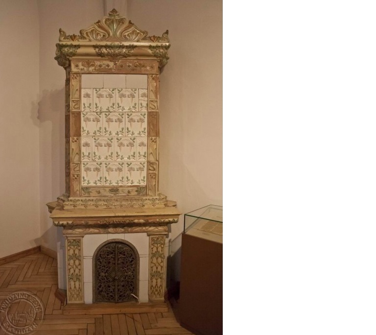 Piec z ok. 1900r. z fabryki Ernsta Teicherta z Miśni, zdobiony kaflami kwiatowymi w stylu secesji..jpg