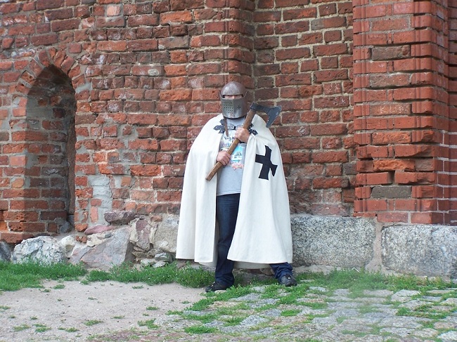 krzyżak pod murem 650 A.jpg