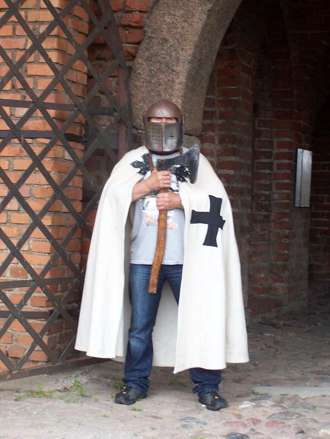 krzyżak w bramie 650.jpg