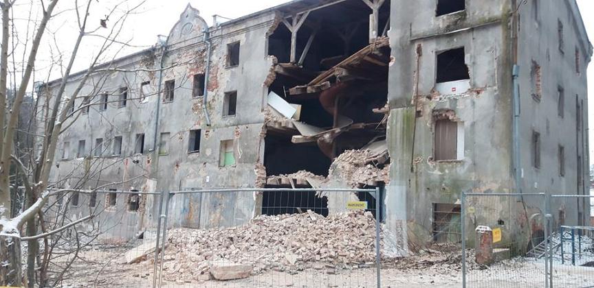 Piekarniak w rozbiórce.jpg